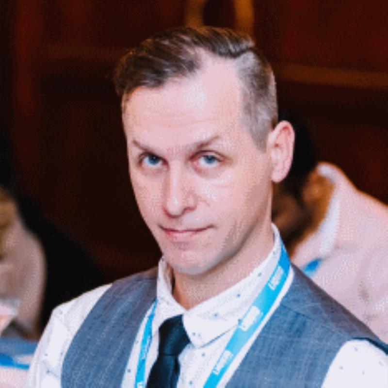 Jochen Kirstätter as speaker at a conference, close up